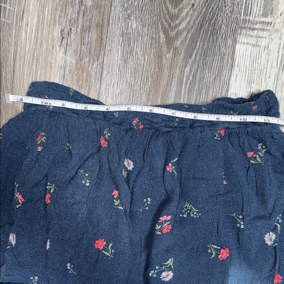 Hollister Floral Shorts - Picture 4 of 7
